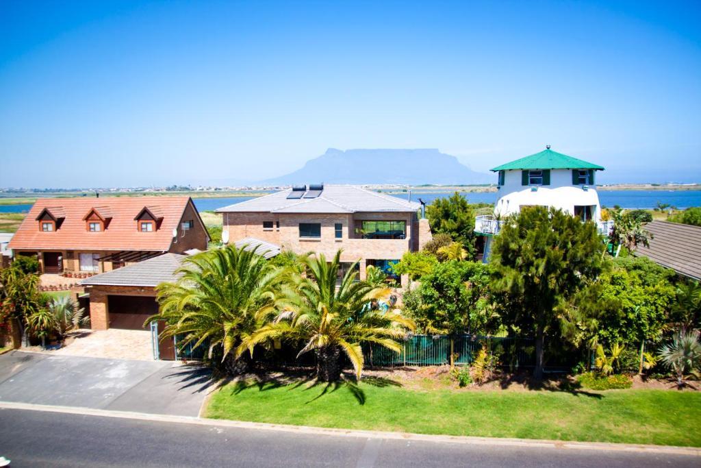 Cape Oasis Guesthouse Bloubergstrand Exterior photo