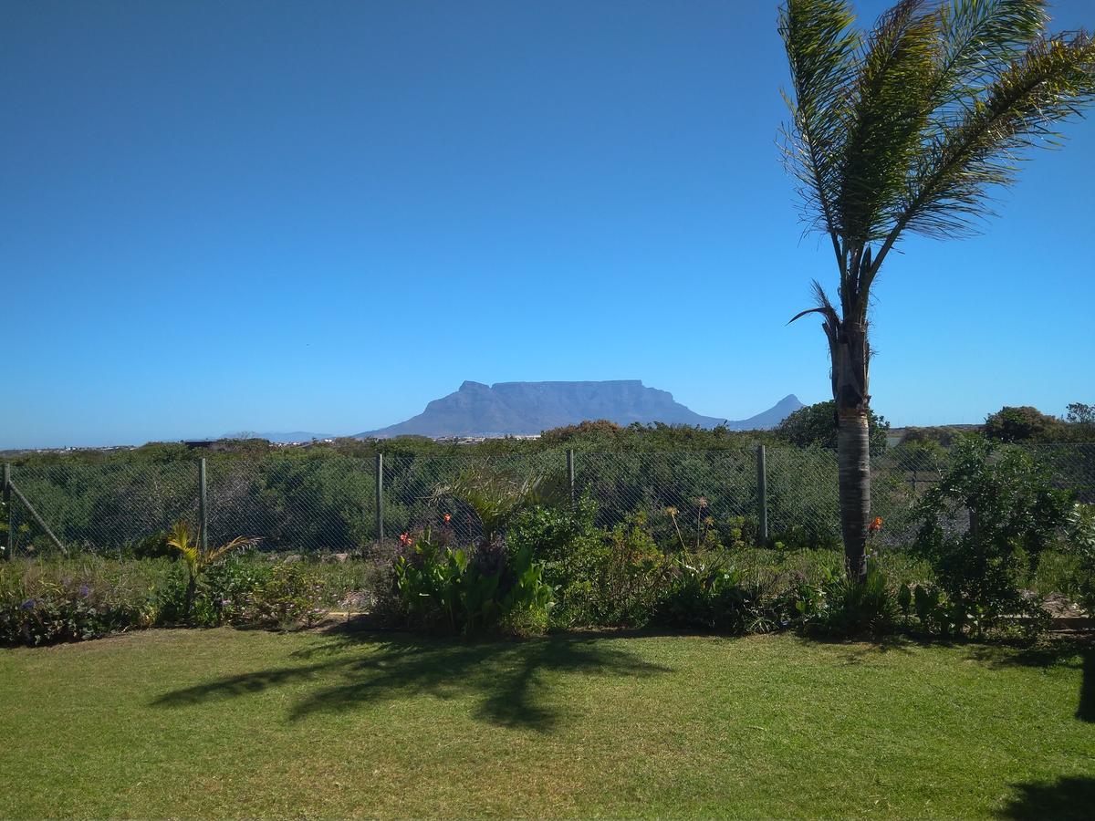 Cape Oasis Guesthouse Bloubergstrand Exterior photo